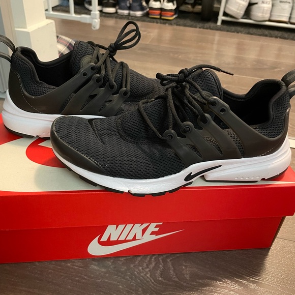 NIKE SHOES - Picture 4 of 5